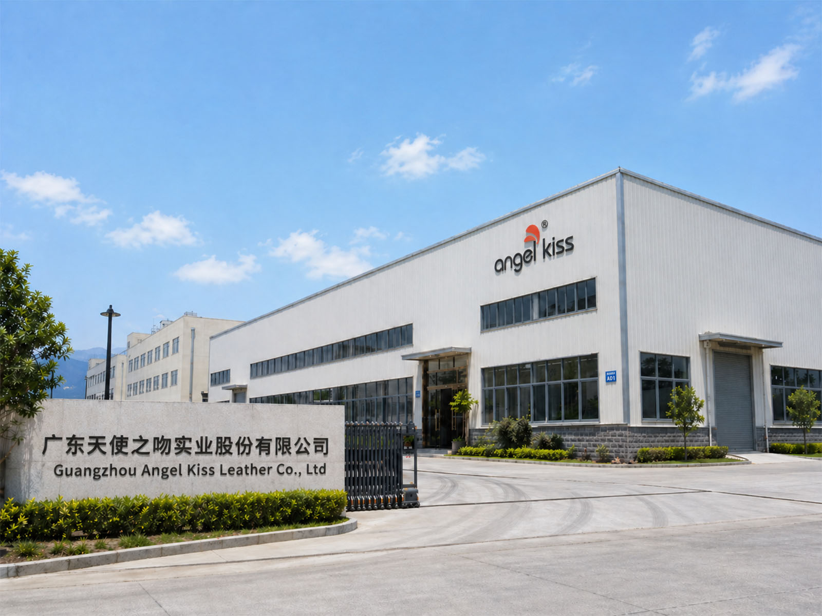 Modern OEM/ODM bag manufacturing facility supporting scalable production for global fashion brands.